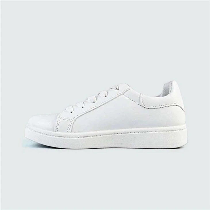 Hvítir strigaskór í föstum lit